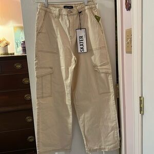 Super cute Almost Famous cargo skater pants size large   NWT